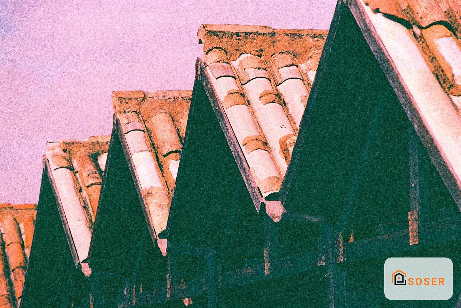 Dettaglio di tetto con coppi in laterizio e sottotegola verde, architettura tradizionale