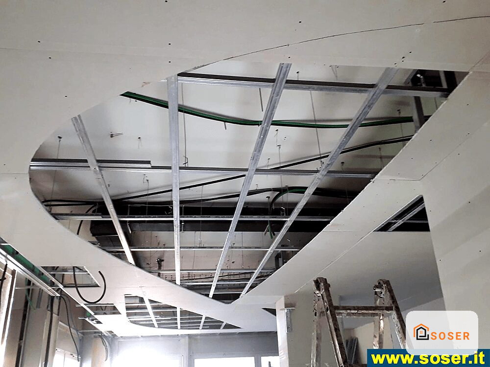 Controsoffitto in cartongesso con struttura metallica e luci integrate durante i lavori di ristrutturazione