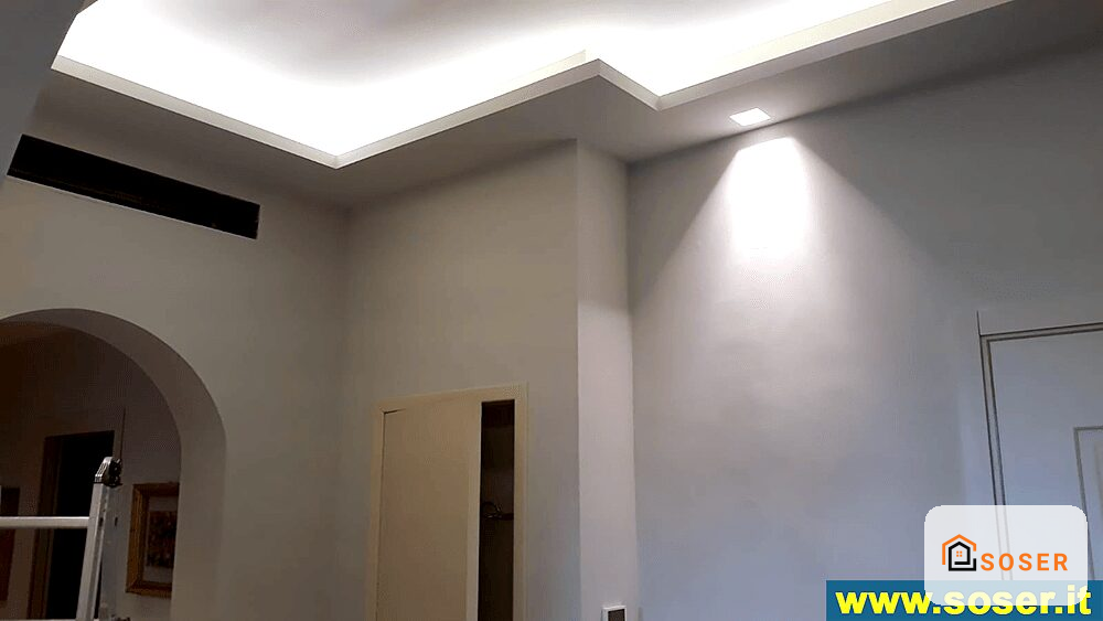 Interno moderno con controsoffitto in cartongesso e illuminazione a led integrata