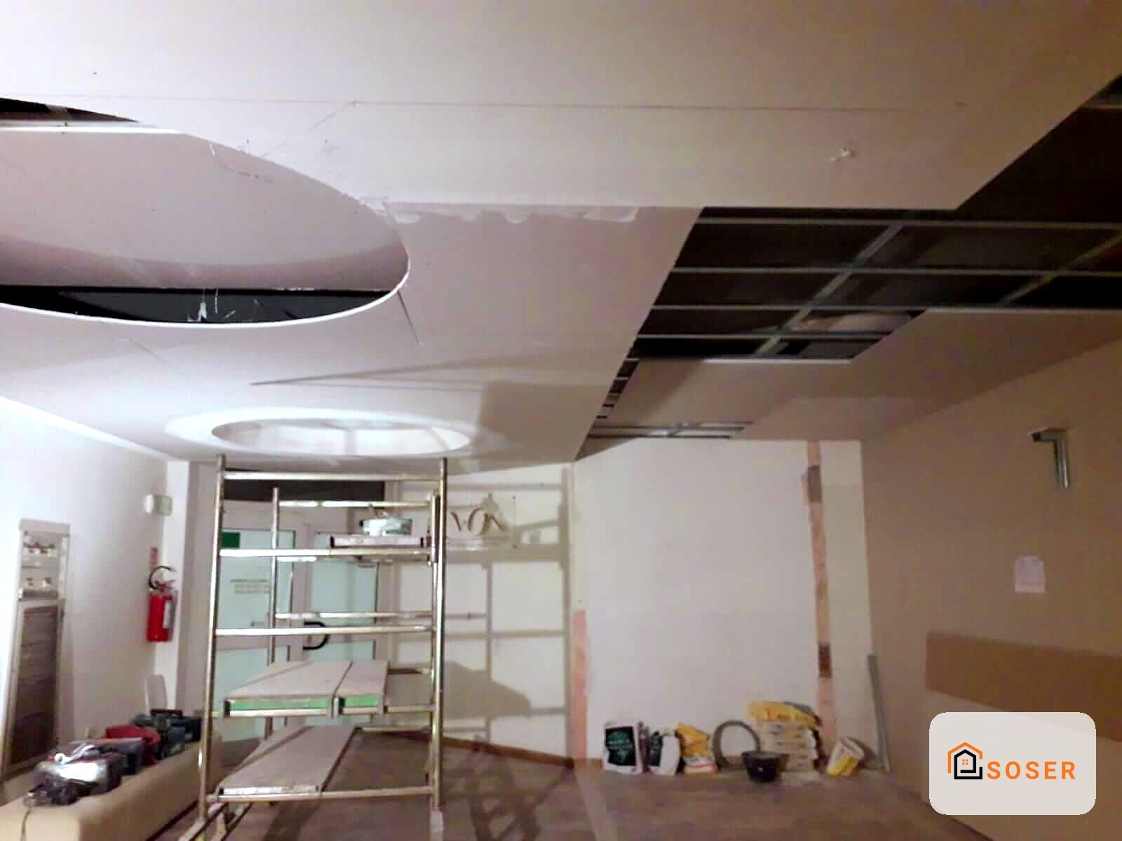Ristrutturazione interna con cartongesso e impianti in corso, soffitto con controsoffitto e illuminazione a LED