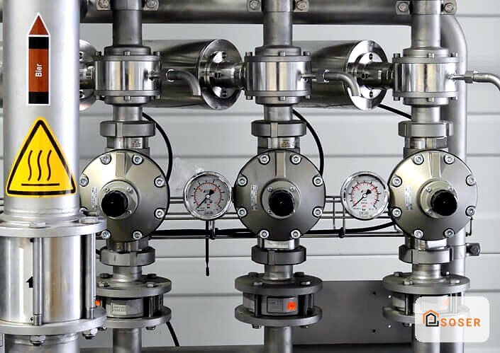 Impianto idraulico con tre valvole di isolamento e manometri, sistema di distribuzione dell'acqua professionale