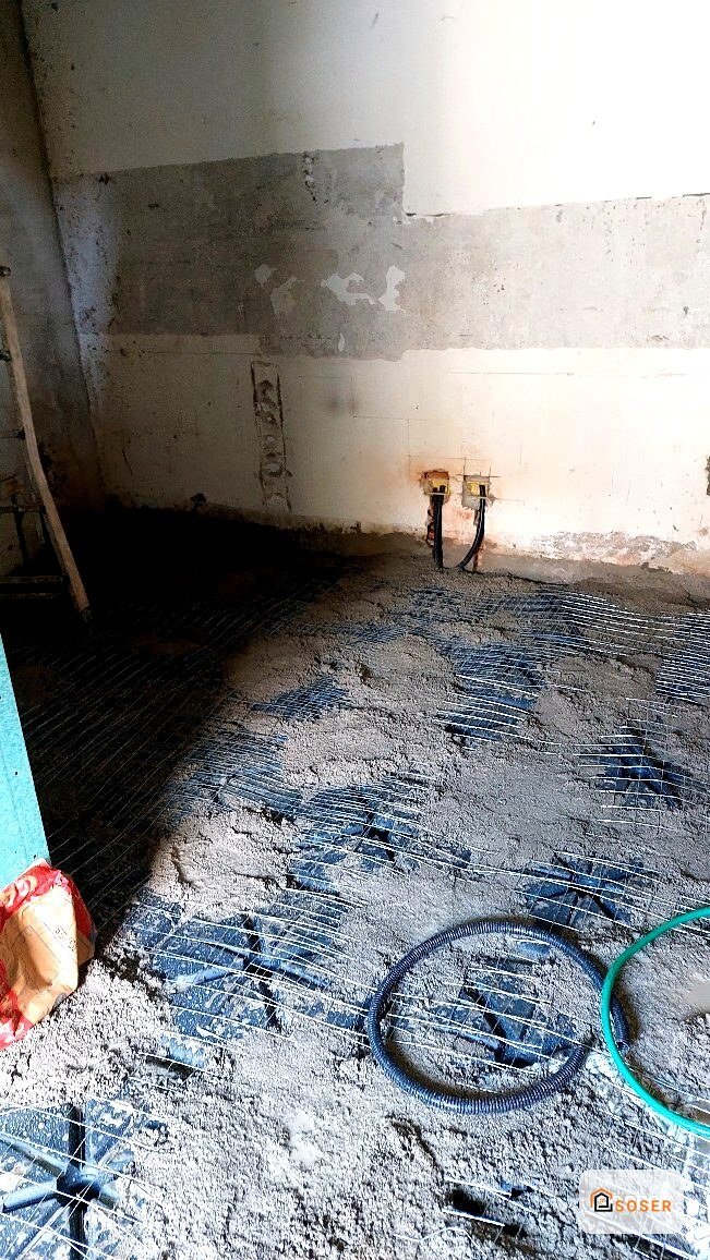 Preparazione pavimento con riscaldamento a serpentina e impianto elettrico in corso di realizzazione