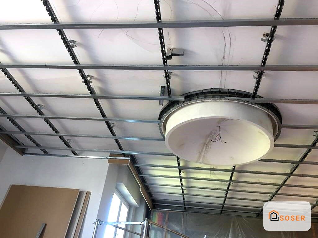 Controsoffitto in cartongesso con impianto elettrico a vista e plafoniera installata