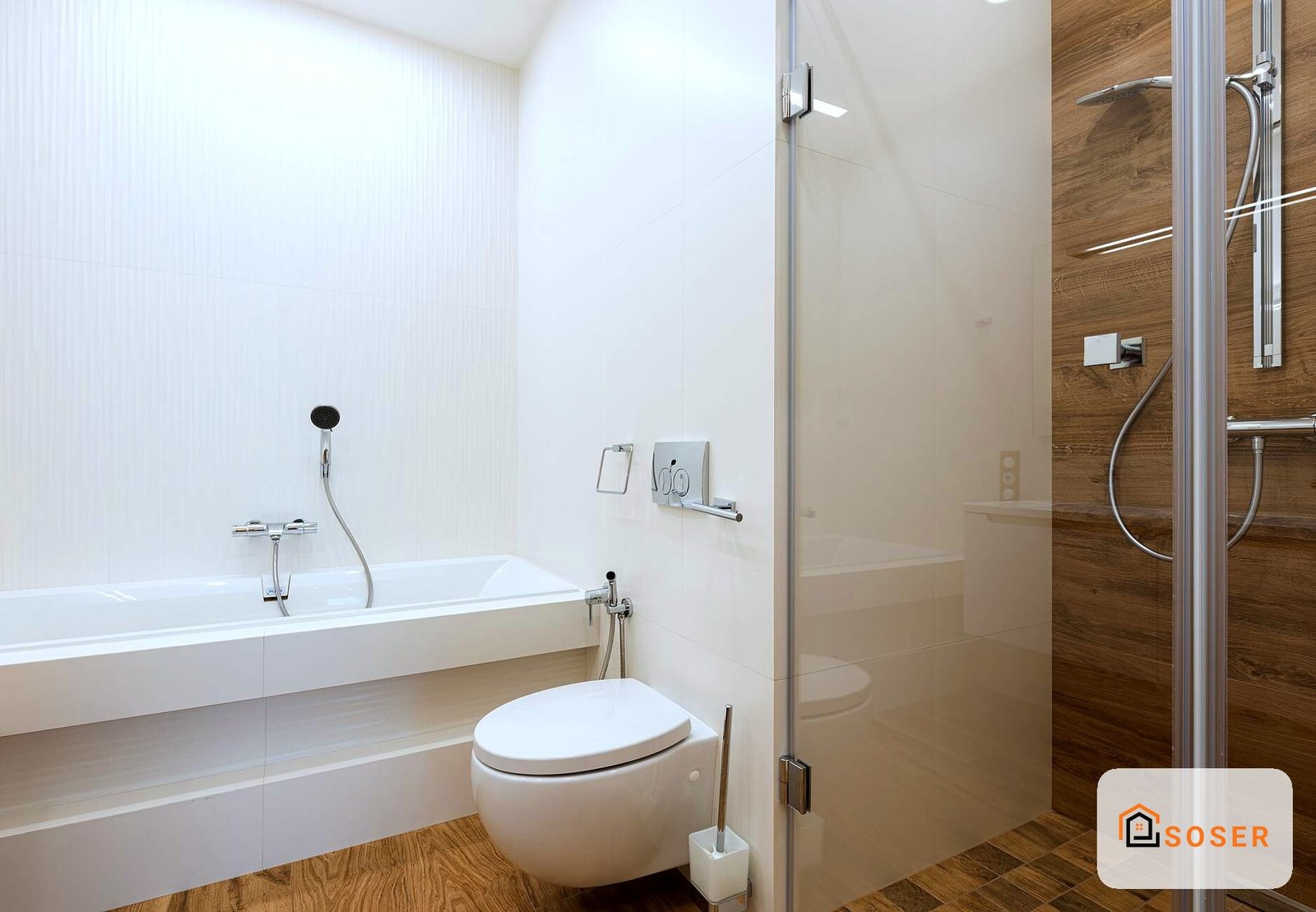 Bagno moderno con vasca bianca, toilette rotonda e doccia con piastrelle in legno