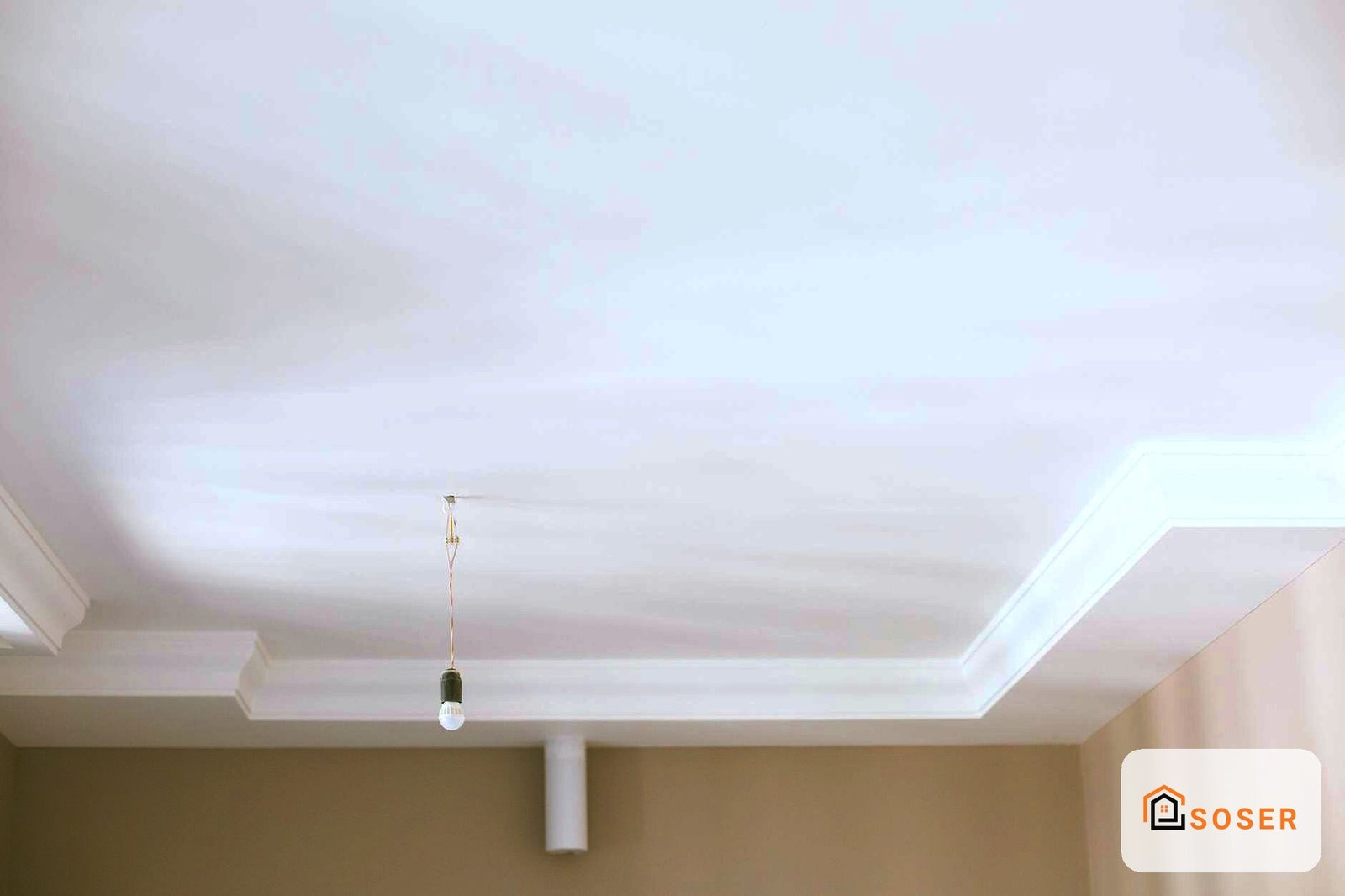 Soffitto in cartongesso bianco con controsoffitto e pendente in corso di realizzazione