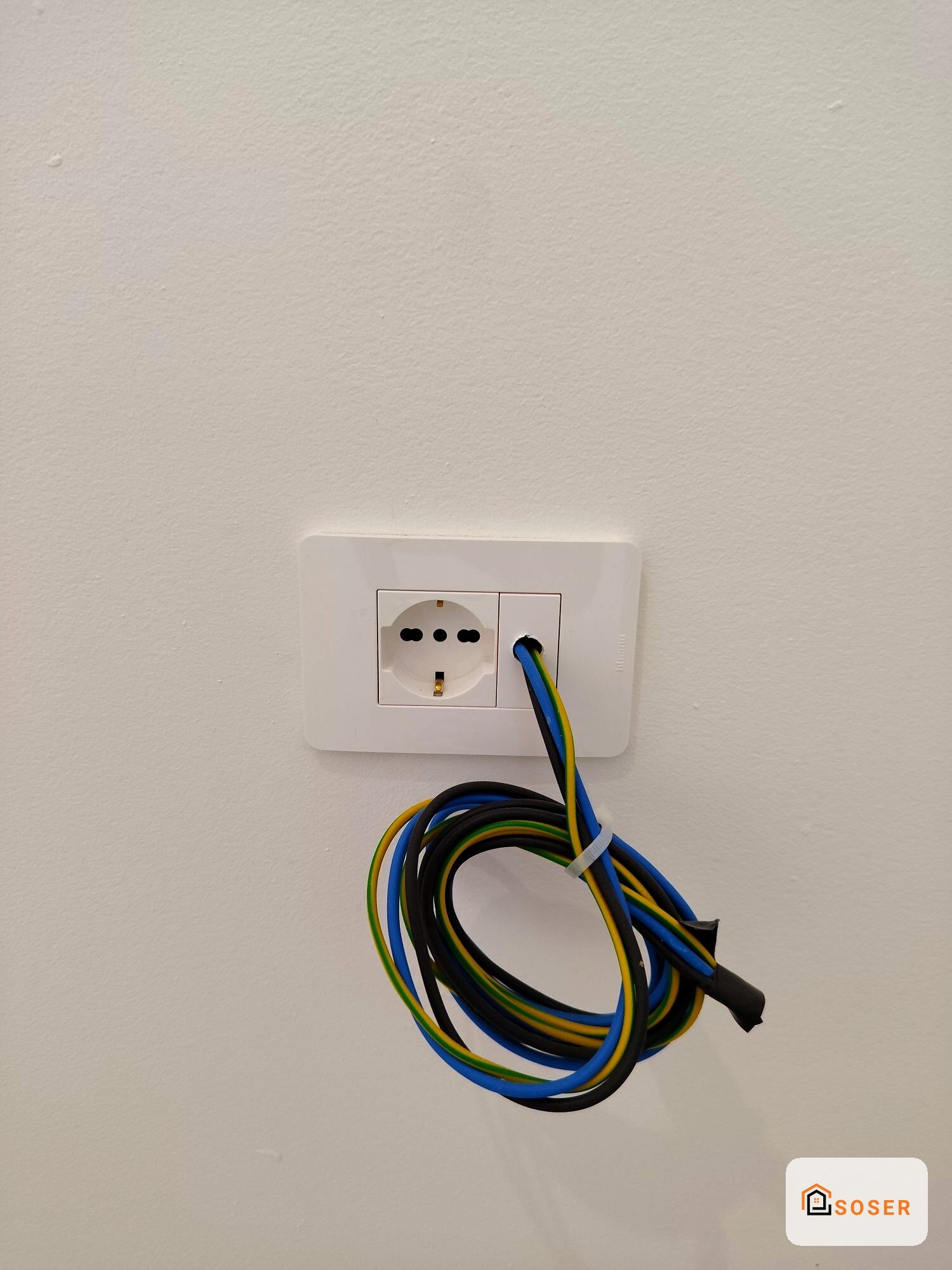 Installazione presa elettrica schuko con interruttore e cavi colorati in cantiere