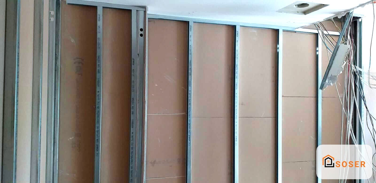 Pareti in cartongesso con struttura metallica in fase di installazione, interno edificio Milano
