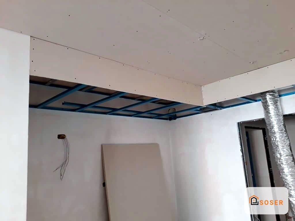 Controsoffitto in cartongesso con struttura metallica blu durante i lavori di ristrutturazione