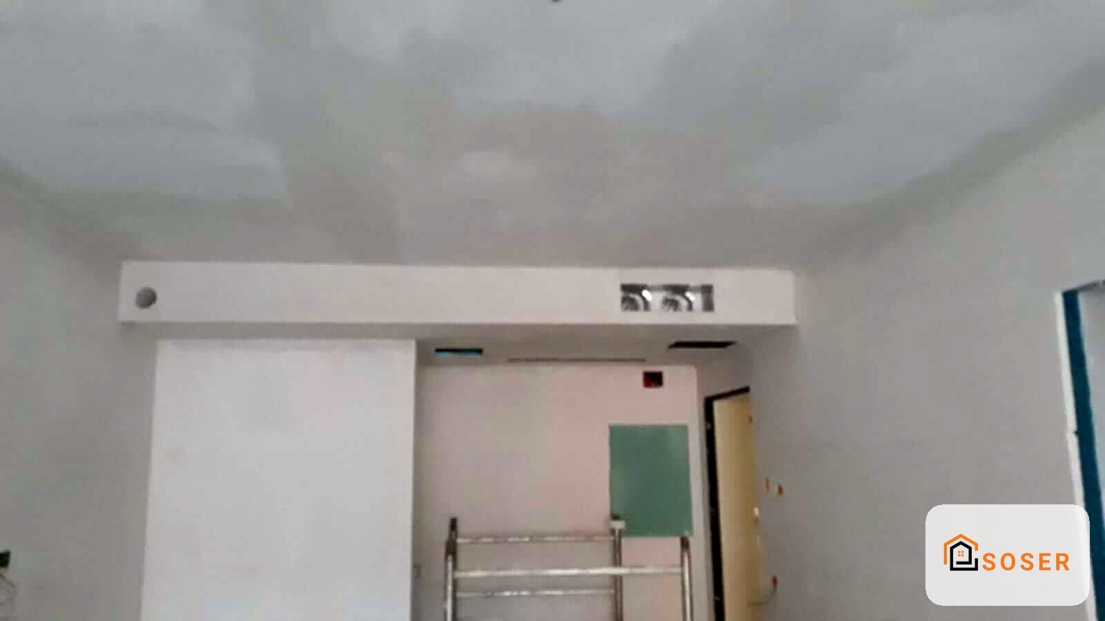 Cartongesso per controsoffitto con uscita di emergenza in appartamento Milano