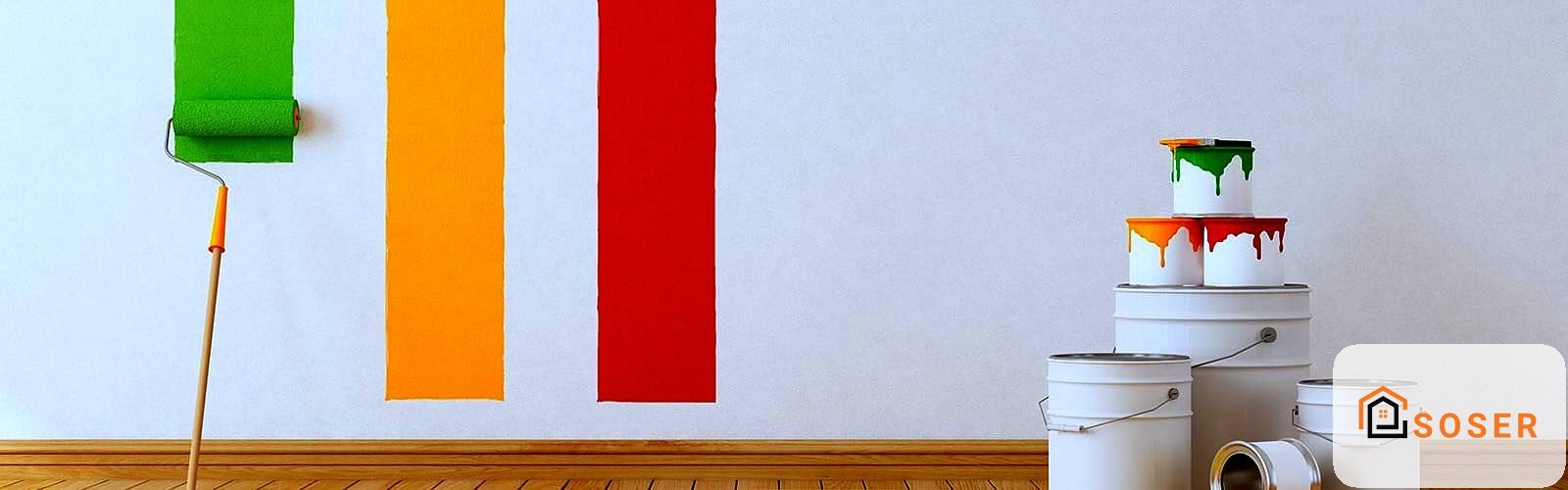 Preparazione per imbiancatura con rullo pittura verde, strisce colorate arancione e rossa, secchi di vernice e nastro adesivo su parete bianca