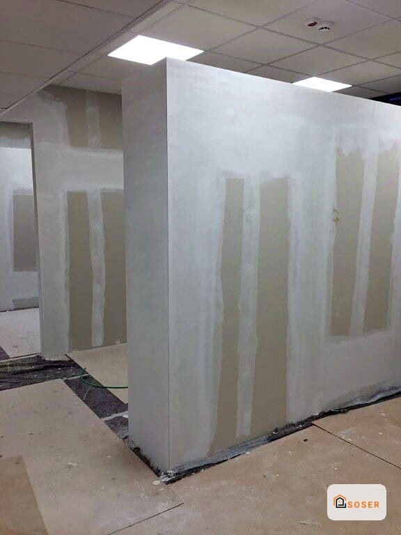 Struttura in cartongesso con colonne verticali in fase di costruzione interno cantiere
