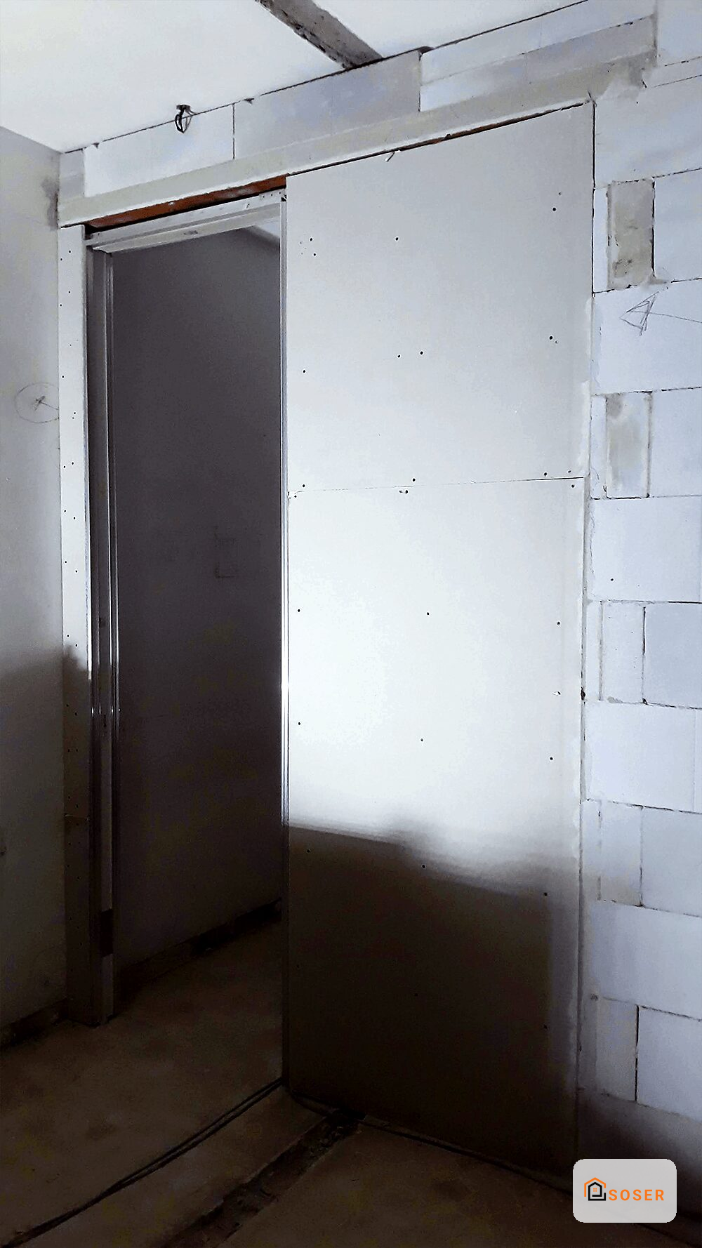 Parete in cartongesso con porta in cartongesso durante i lavori di ristrutturazione