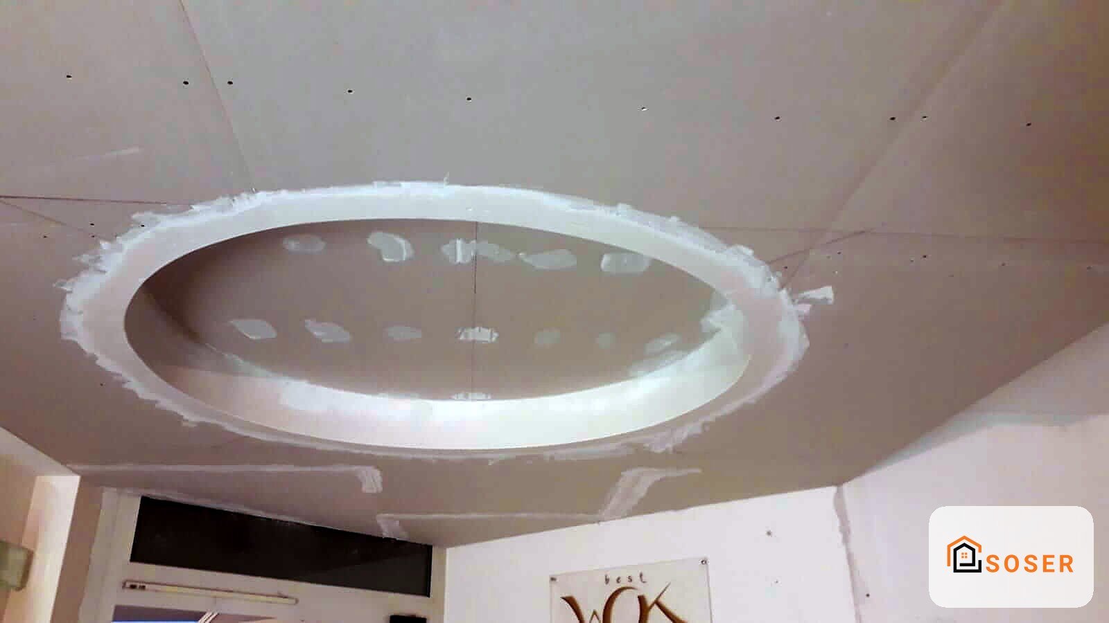 Controsoffitto in cartongesso con apertura circolare e gesso in fase di finitura