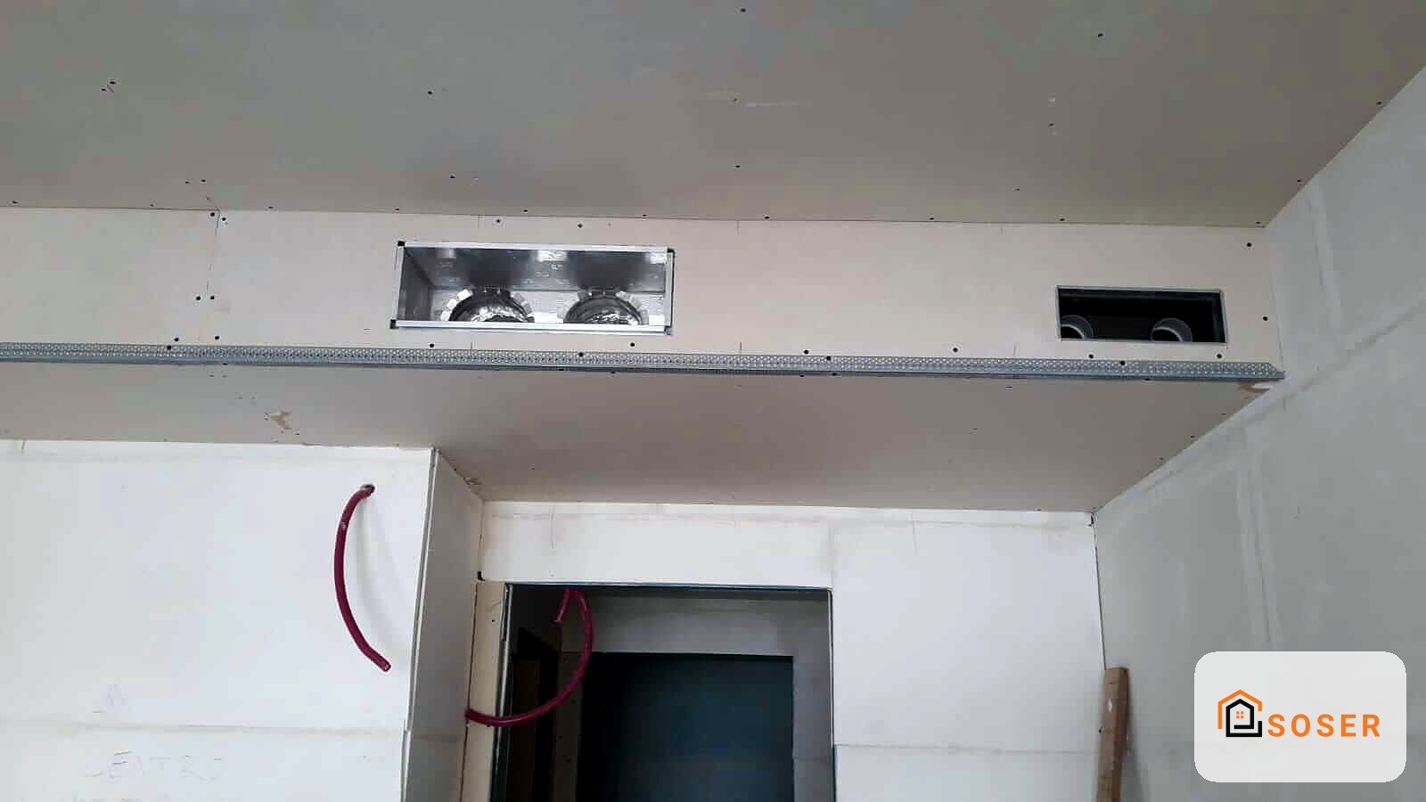 Controsoffitto in cartongesso con impianto di ventilazione e condotti dell'aria in fase di realizzazione