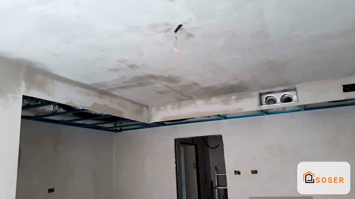 Soffitto in cartongesso durante i lavori di ristrutturazione con impianto elettrico visibile