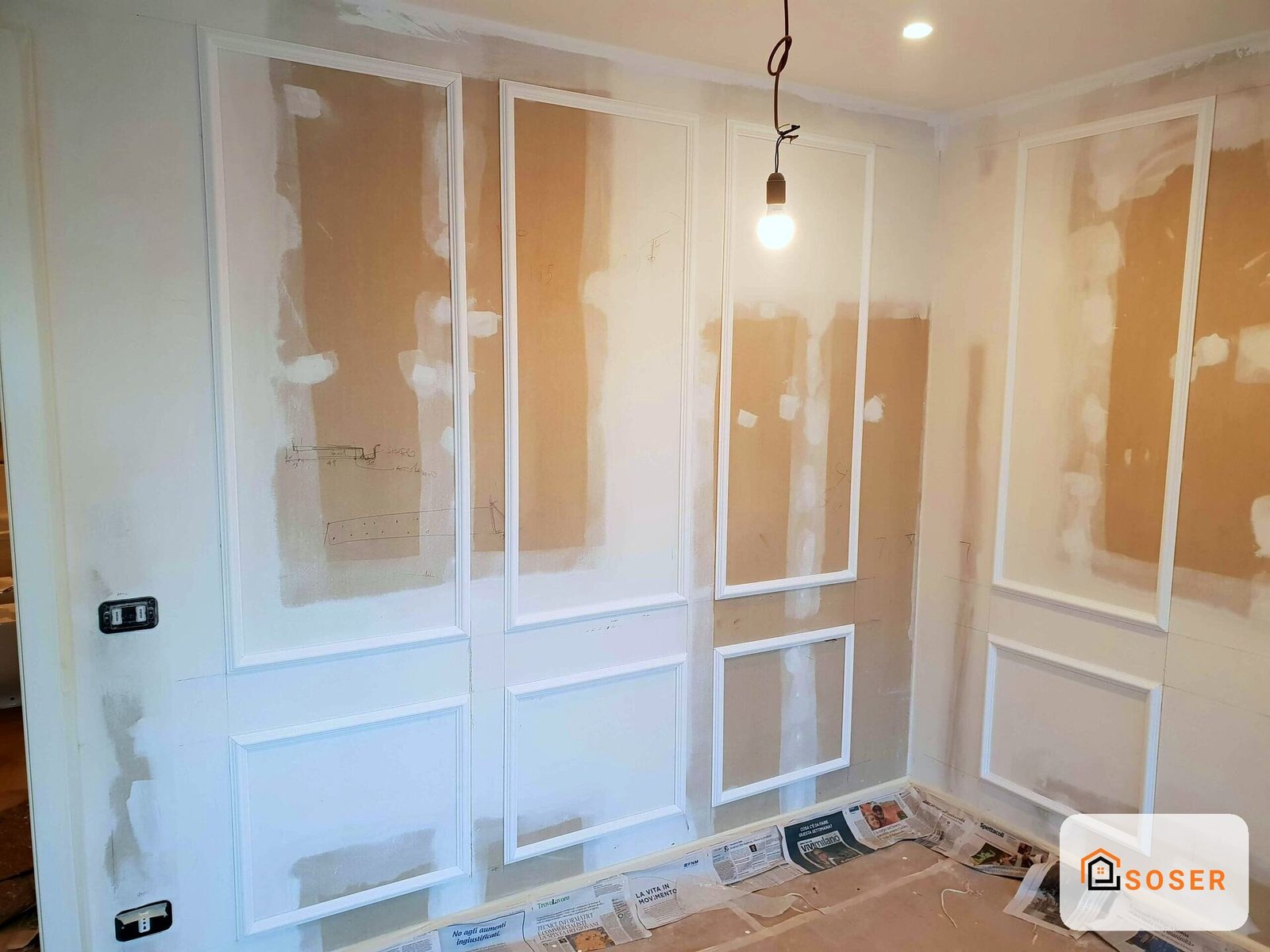 Installazione infissi in cartongesso con lastre in vetro temperato durante ristrutturazione
