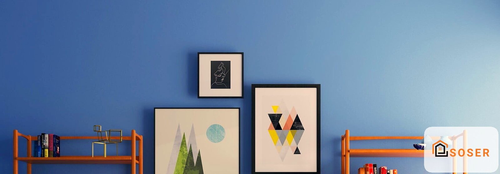 Camera con pareti blu, mensole arancioni e quadri geometrici moderni, esempio di imbiancatura e arredamento