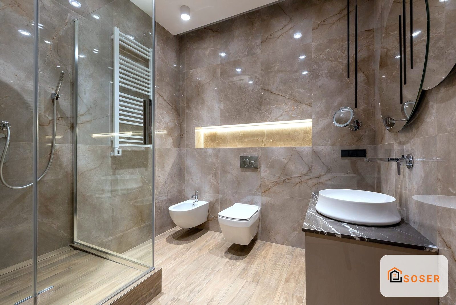 Moderno bagno ristrutturato con rivestimento in marmo, doccia con box in vetro e doppio lavabo