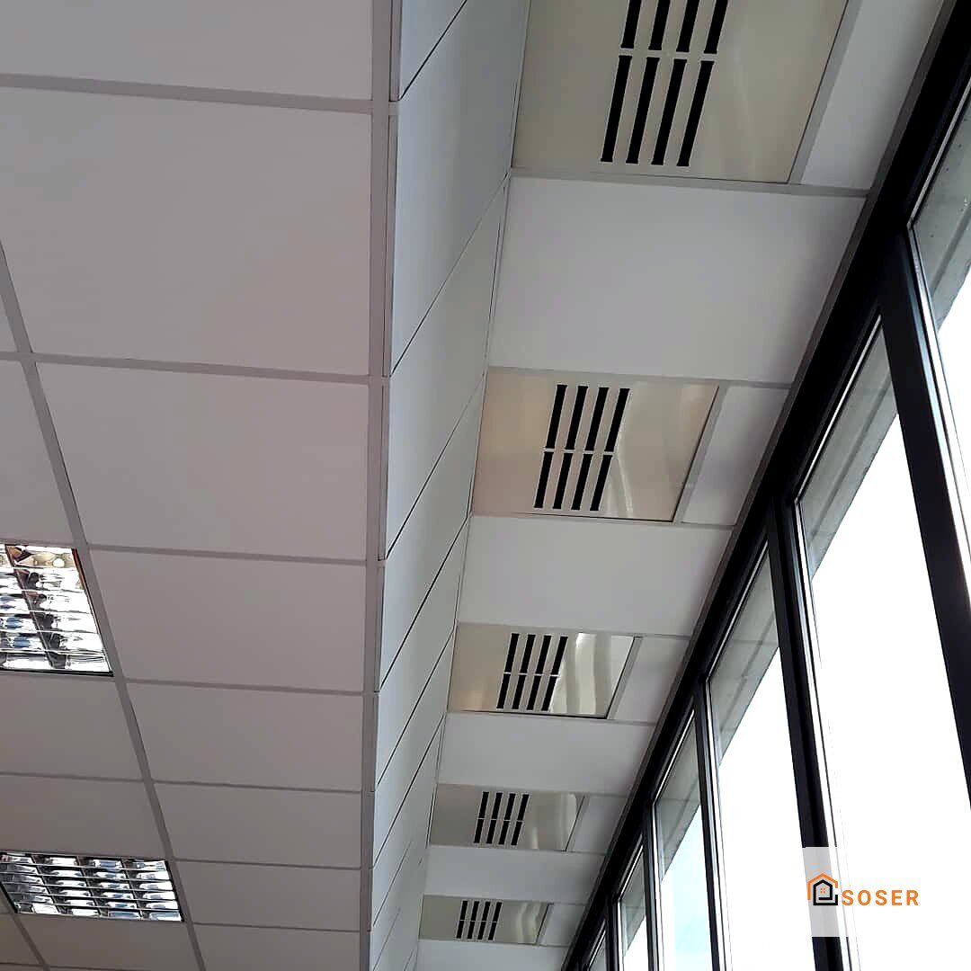 Controsoffitto in cartongesso con griglie di ventilazione in ufficio moderno a Milano
