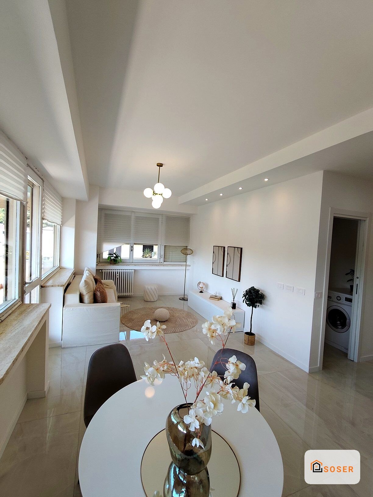 Soggiorno moderno con pavimenti in gres, soffitto in cartongesso, arredamento minimalista e fiori bianchi