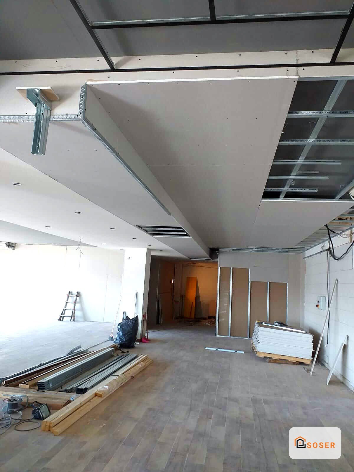 Cantiere di ristrutturazione con controsoffitto in cartongesso e pareti in allestimento