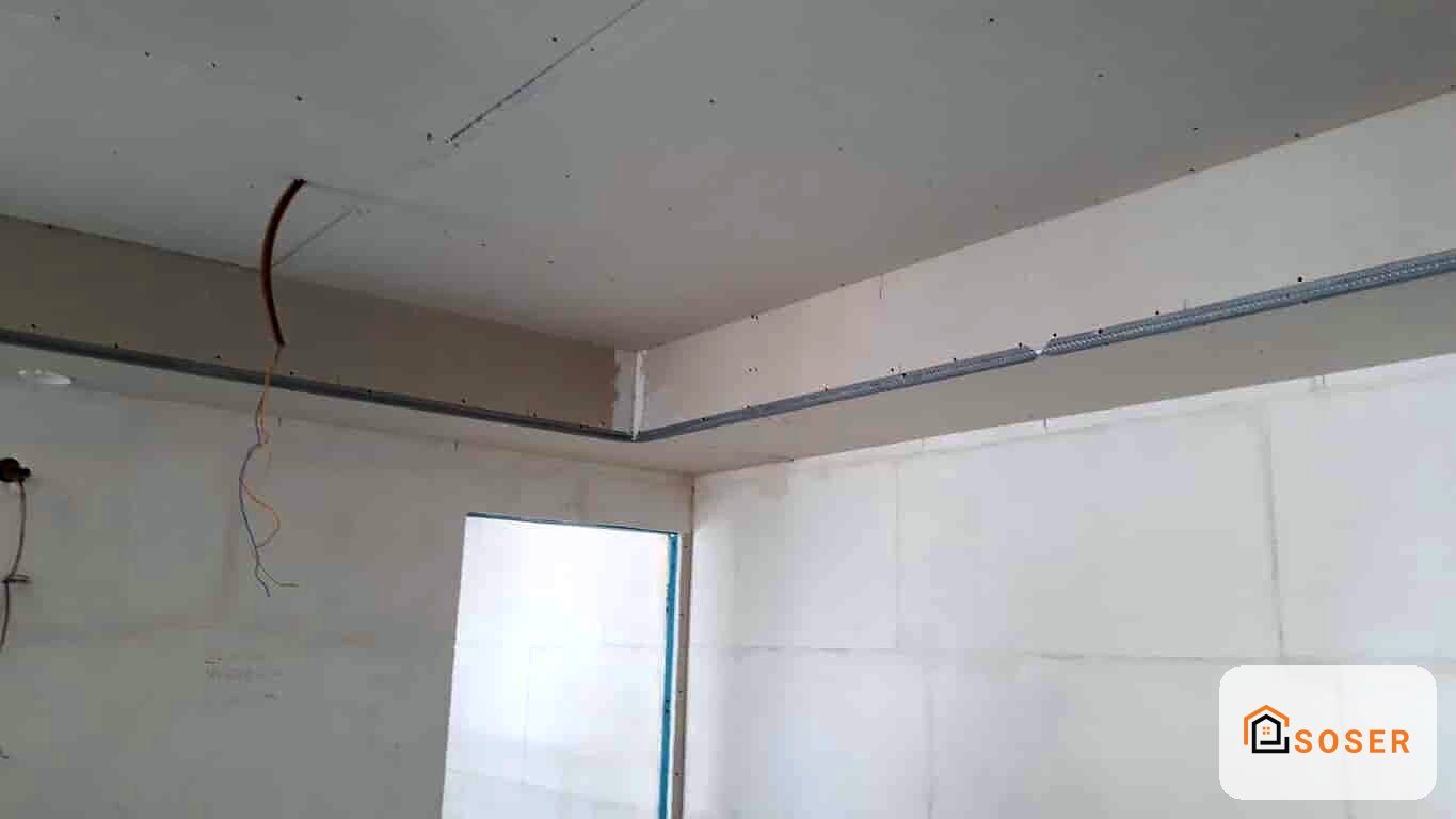 Cartongesso in cantiere durante lavori di ristrutturazione, con tracciati e impianti elettrici visibili