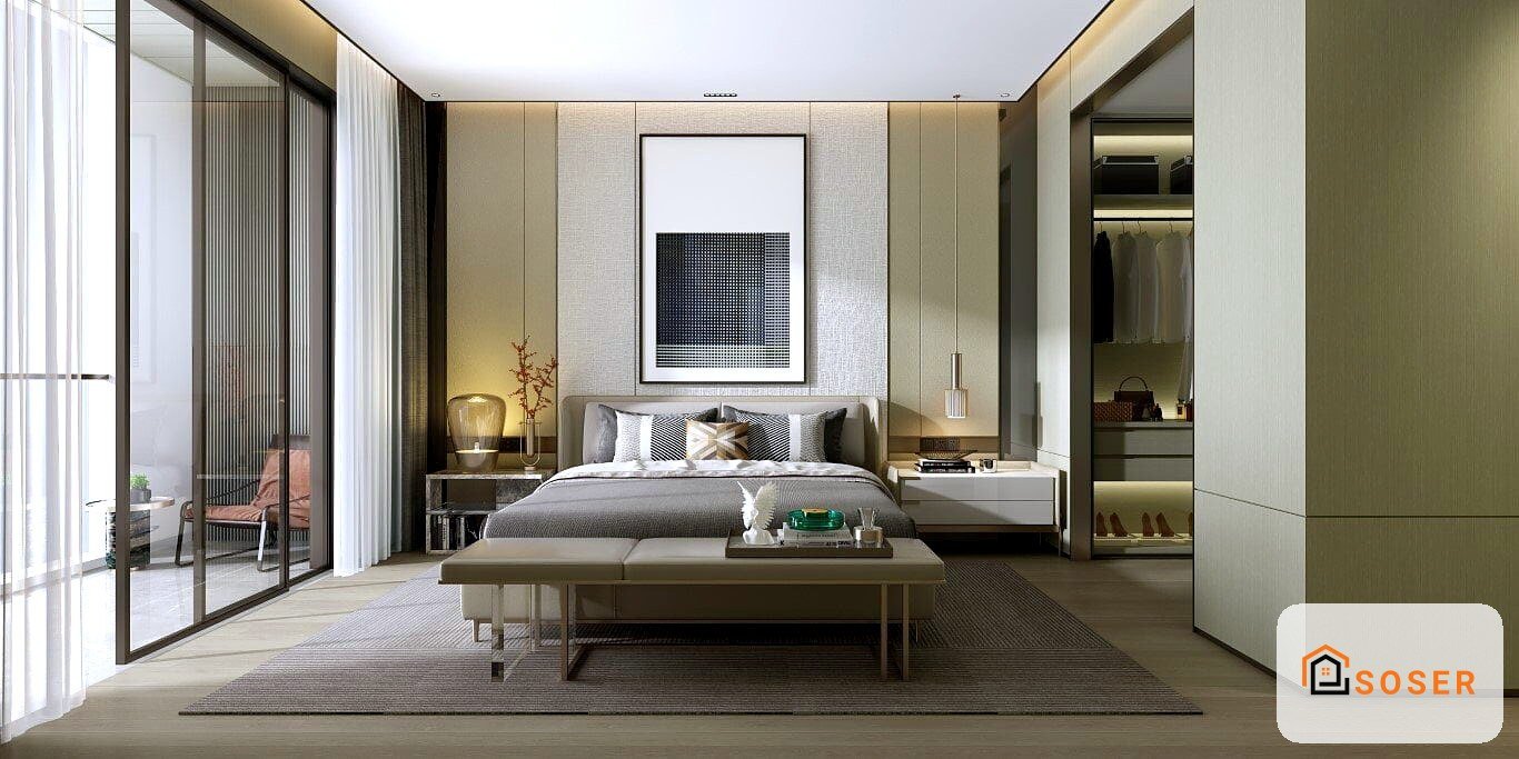 Camera da letto moderna con pavimento in legno, parete con carta da parati beige e armadi su misura
