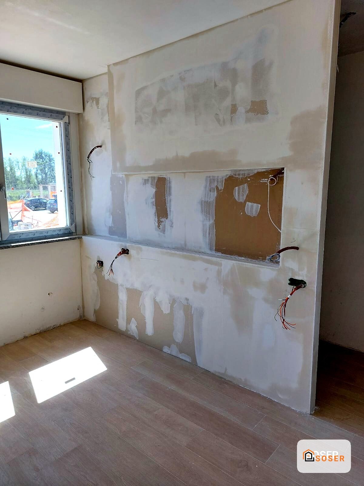 Camera in ristrutturazione con pareti in cartongesso e impianto elettrico in corso