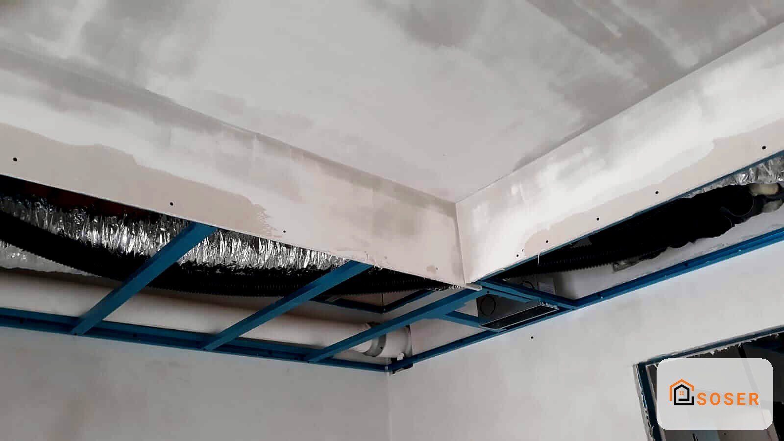 Controsoffitto in cartongesso con struttura metallica blu durante i lavori di ristrutturazione