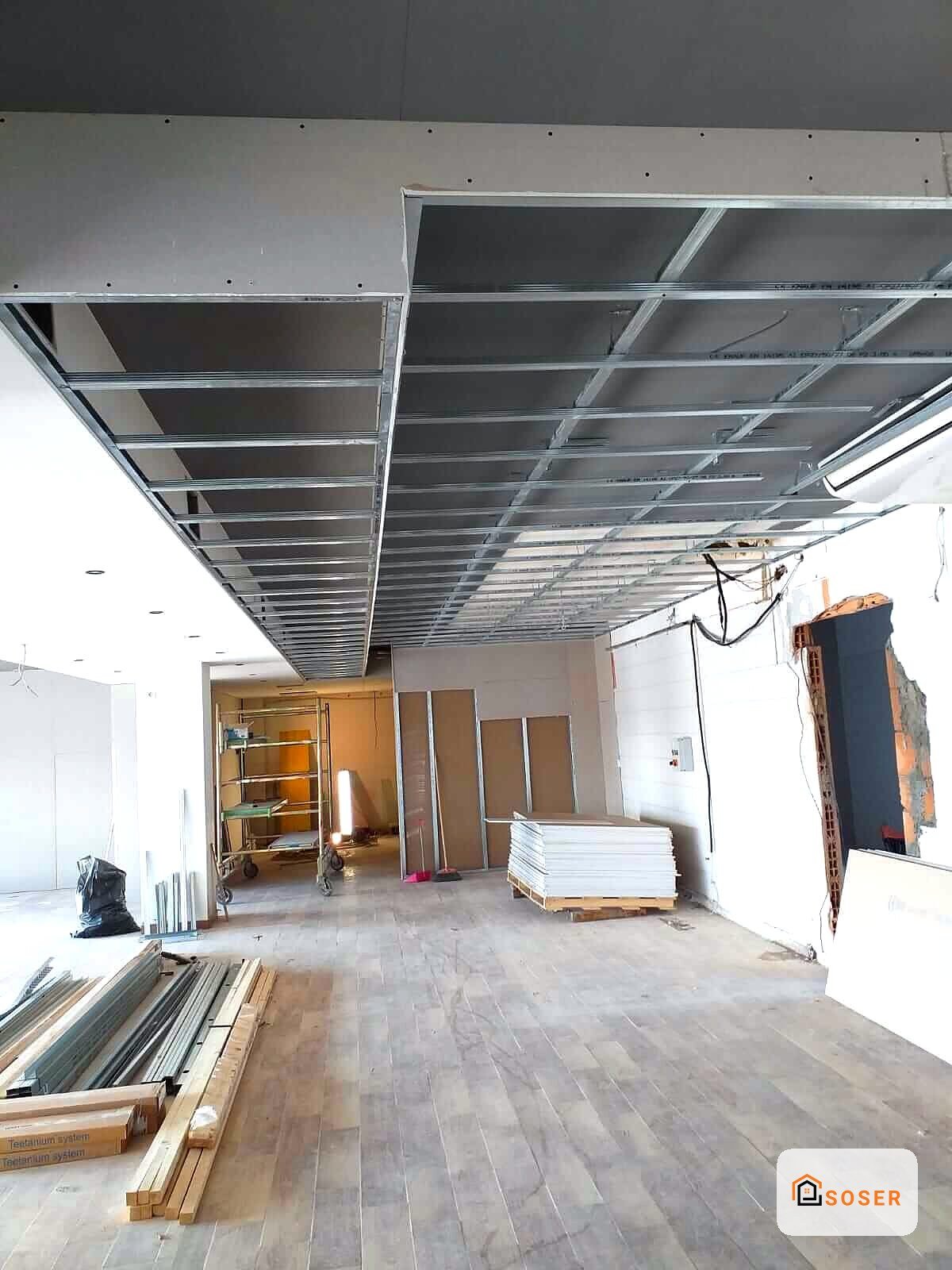 Cantiere di ristrutturazione con controsoffitto in cartongesso e struttura metallica in corso di realizzazione