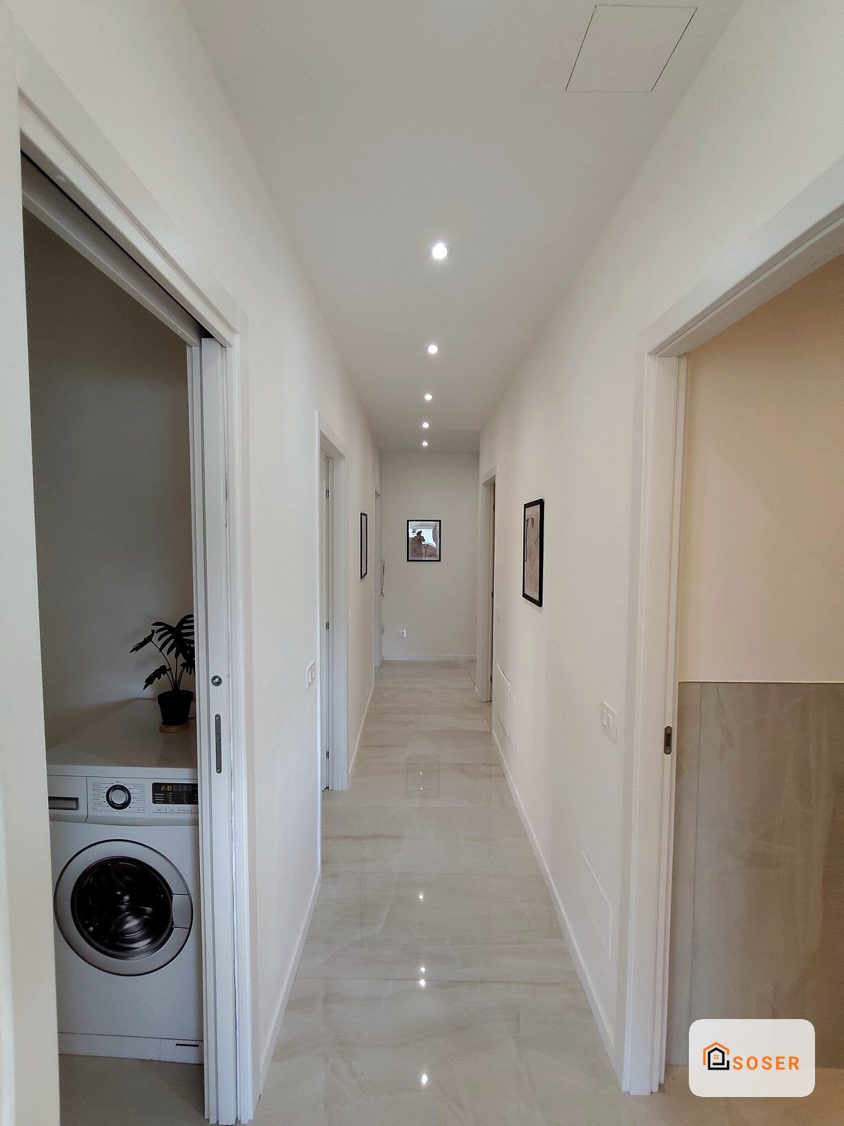 Corridoio moderno con rivestimenti in cartongesso, pavimenti in gres porcellanato e illuminazione a incasso