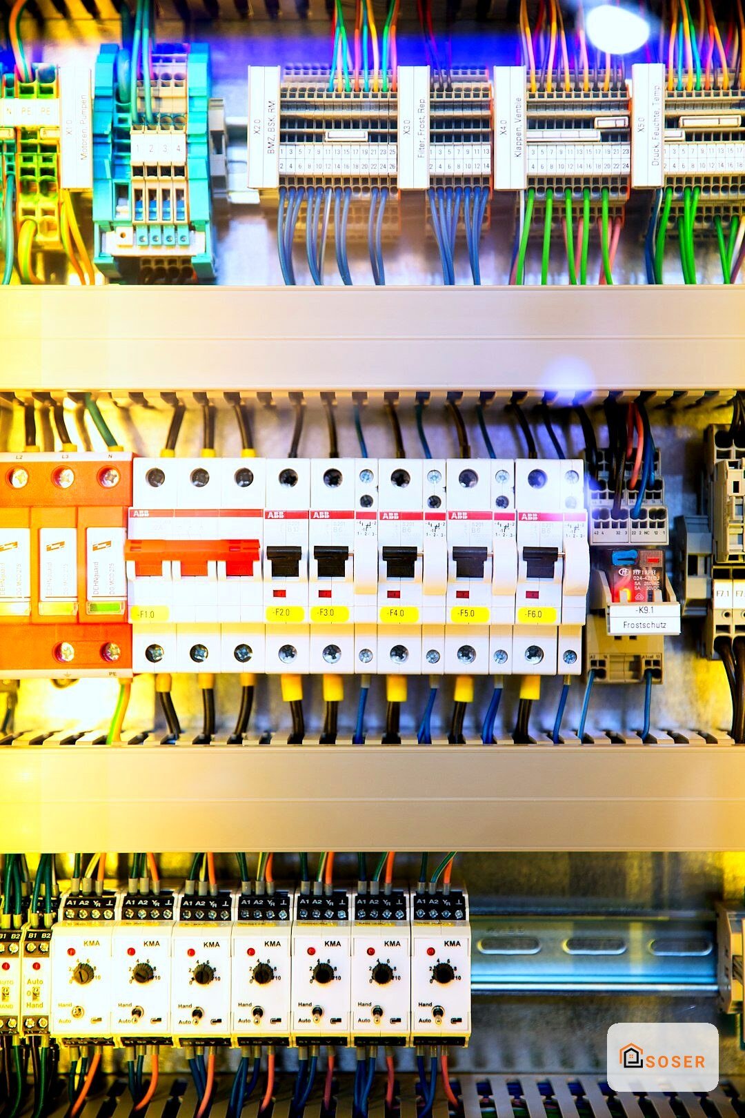 Quadro elettrico con interruttori automatici e dispositivi di protezione in installazione