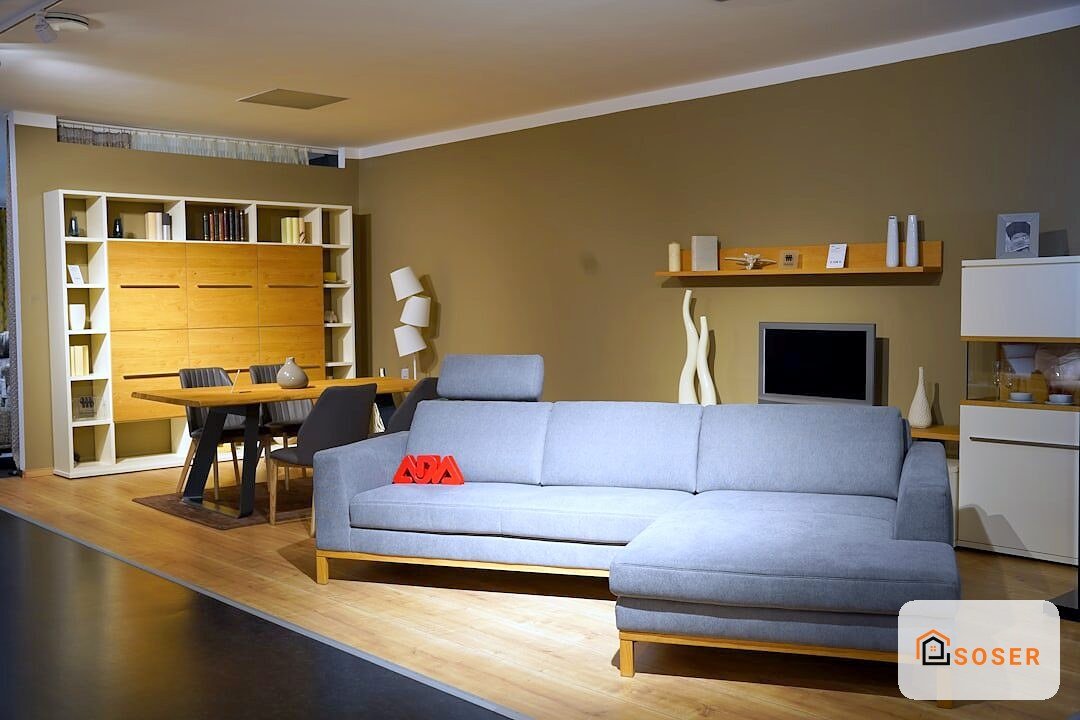 Soggiorno moderno con pareti gialle, divano grigio e arredamento in legno naturale