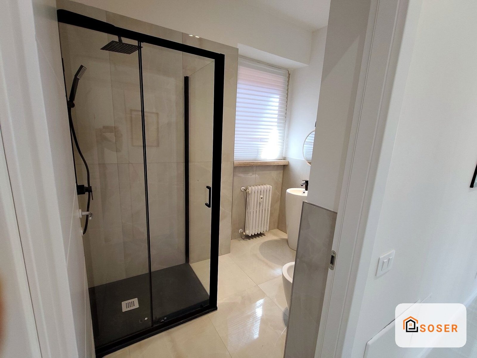 Bagno moderno con doccia walk-in con cornice nera, pavimenti in gres porcellanato beige e radiatore bianco
