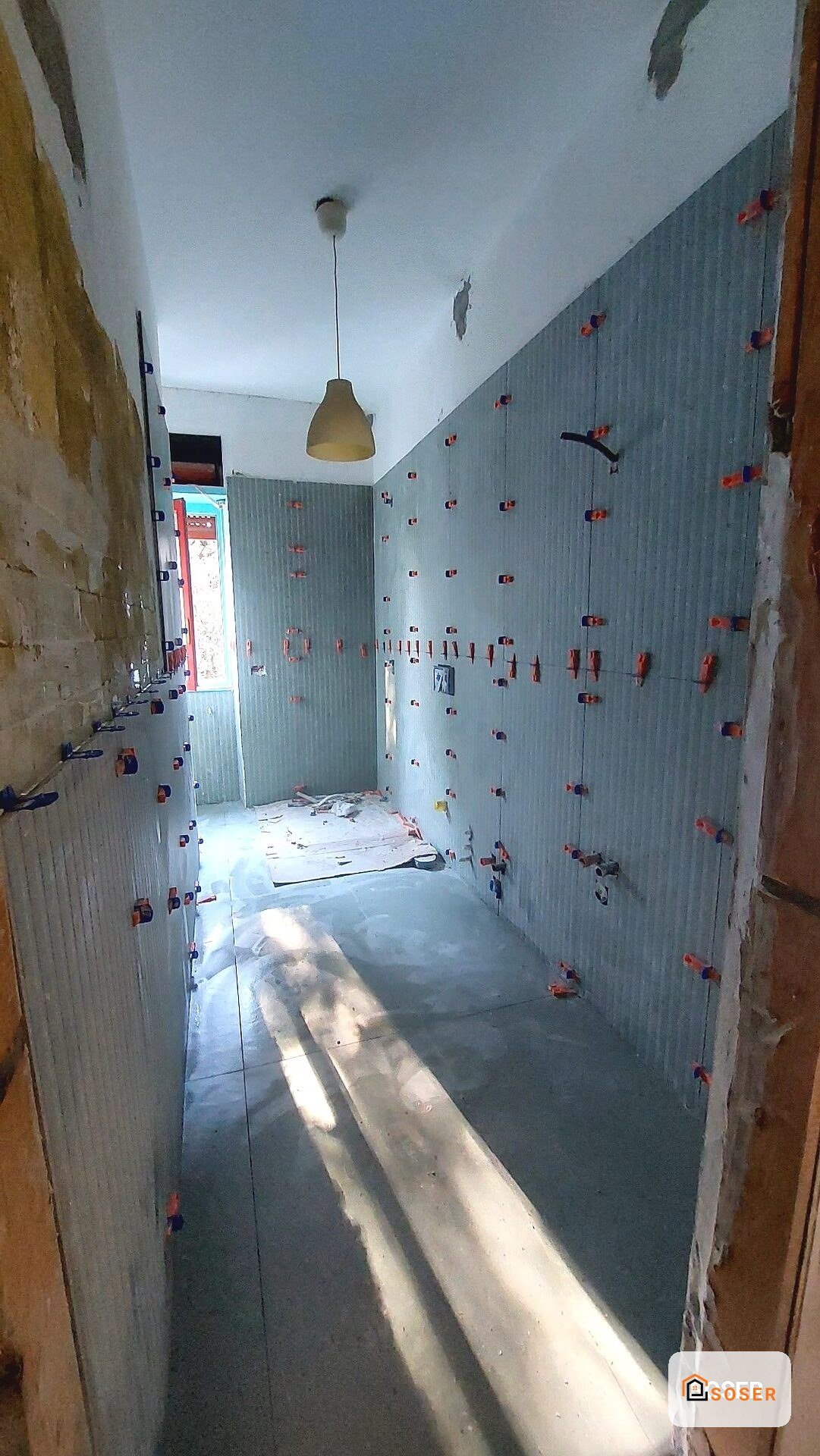 Cantiere di ristrutturazione con controsoffitto in cartongesso e impianto elettrico in fase di installazione