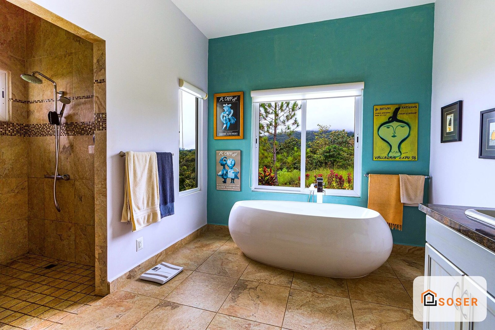 Bagno moderno con vasca freestanding bianca, parete turchese, finestre panoramiche e doccia in marmo