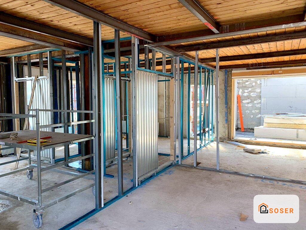 Interno di cantiere con struttura in cartongesso e metallica, pareti divisorie in fase di realizzazione