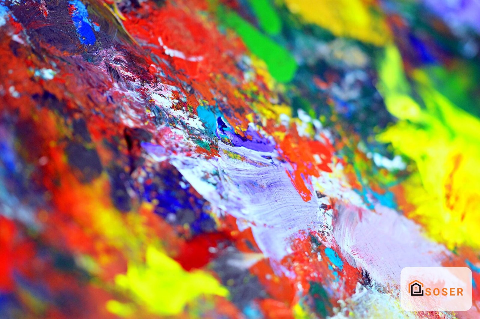 Parete con pittura colorata multicolore, dettaglio ravvicinato di imbiancatura artistica con sfumature di rosso, blu, giallo e verde