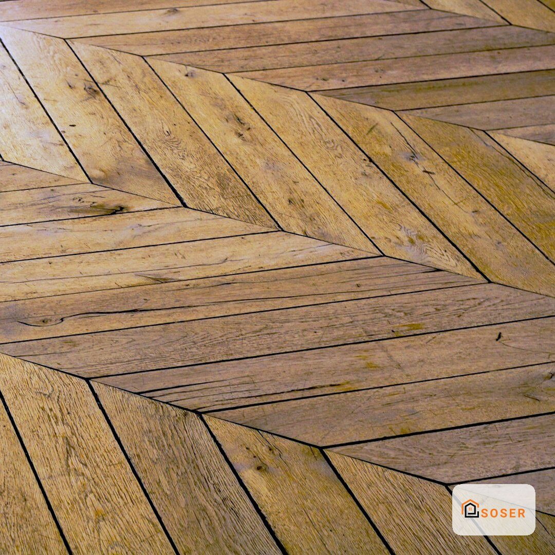 Pavimento in legno a spina di pesce con motivo geometrico e finiture naturali