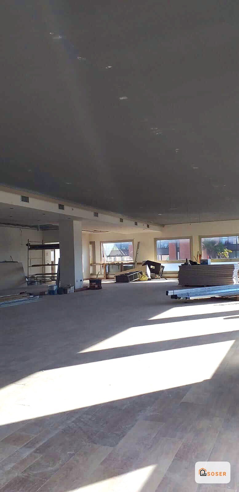 Interno in fase di ristrutturazione con controsoffitto in cartongesso e pavimento grigio
