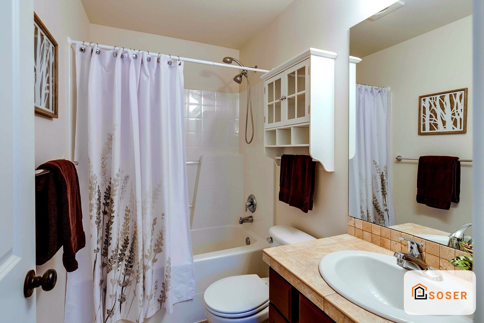 Bagno moderno ristrutturato con lavabo in legno, specchio grande, doccia con tenda a fiori e mobili bianchi