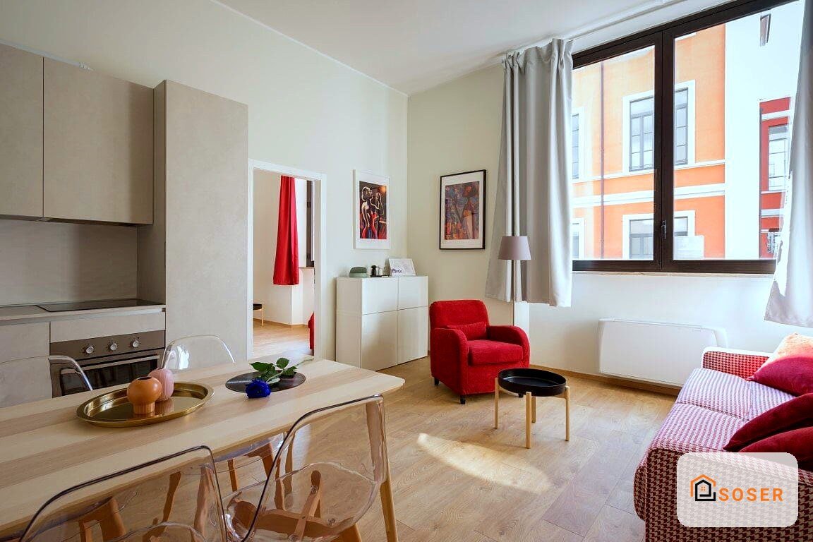 Appartamento moderno ristrutturato con cucina, soggiorno e camera da letto open space a Milano