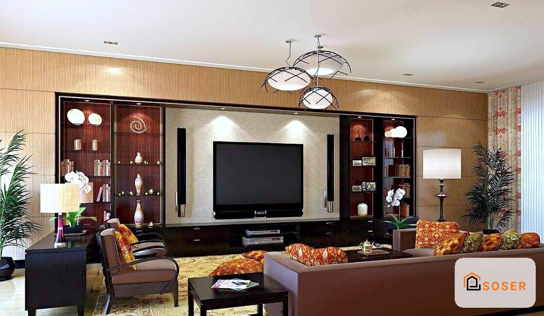 Soggiorno moderno con parete attrezzata in legno, TV grande e arredamento elegante con dettagli in arancione