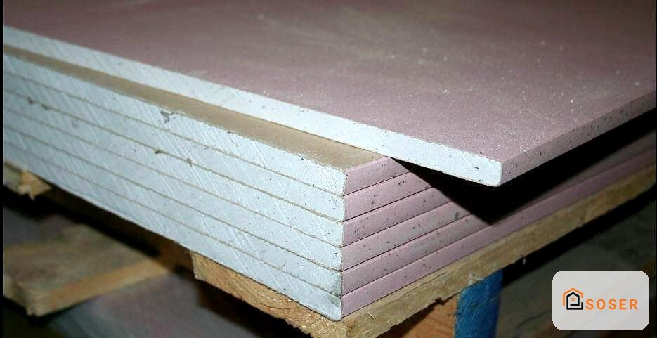Lastre di cartongesso bianco sovrapposte durante i lavori di realizzazione di pareti divisorie in cantiere