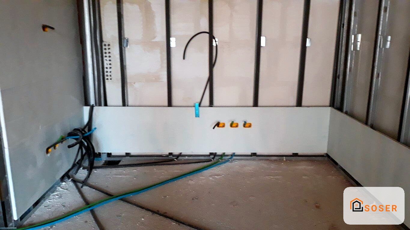 Impianto elettrico in fase di installazione con cavi blu e scatole di derivazione in appartamento Milano