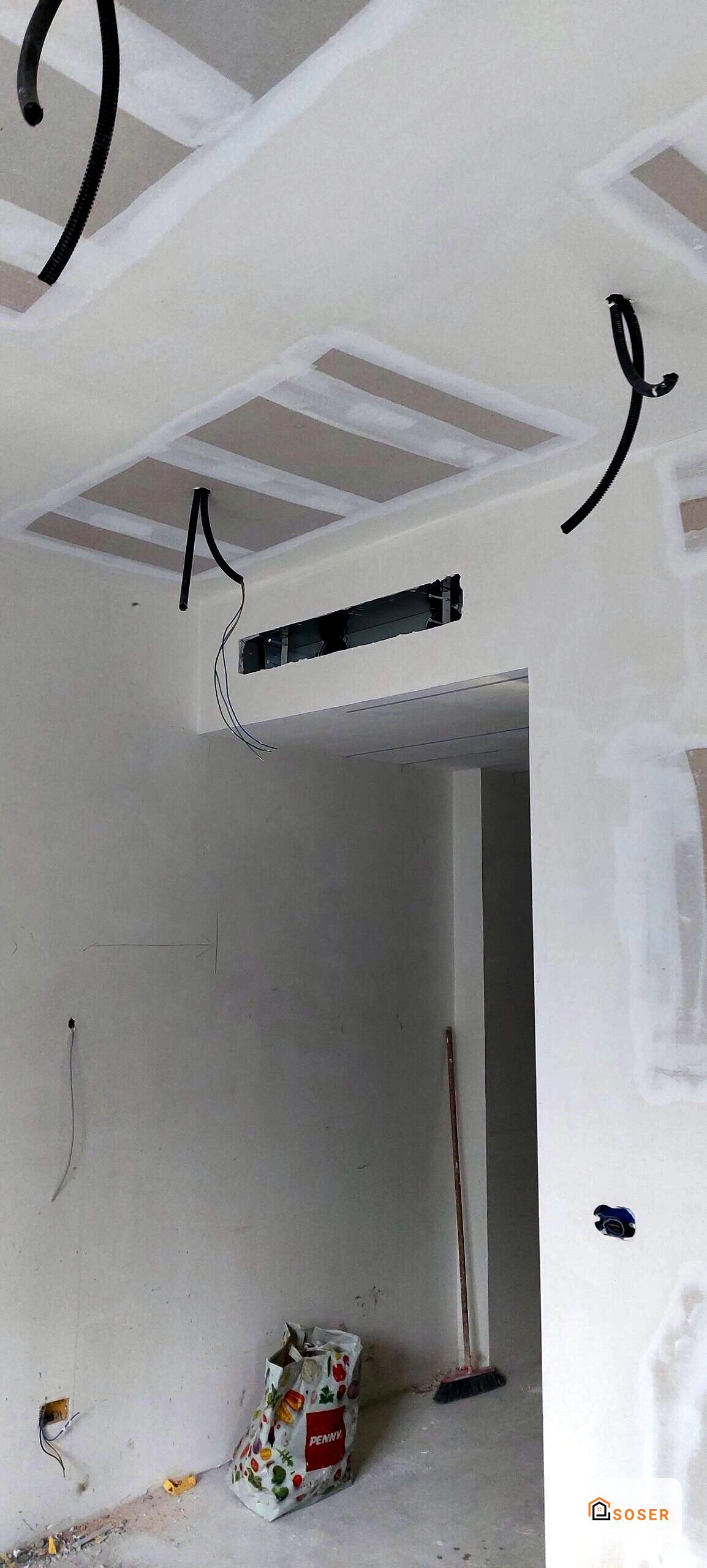 Controsoffitto in cartongesso con impianto elettrico in fase di installazione in ambiente residenziale