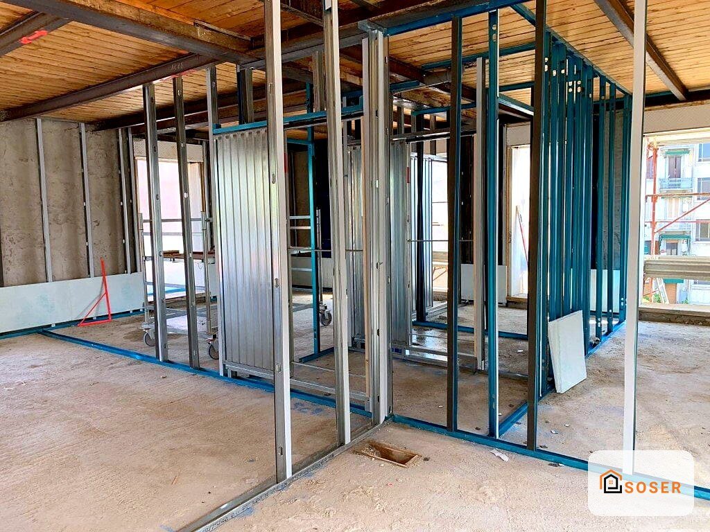Cantiere di ristrutturazione con struttura in cartongesso e infissi in alluminio blu