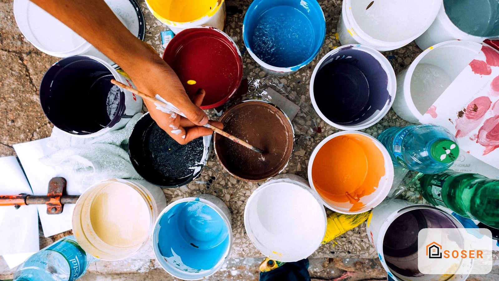 Barattoli di vernice colorata con pennello per lavori di imbiancatura e pittura murale