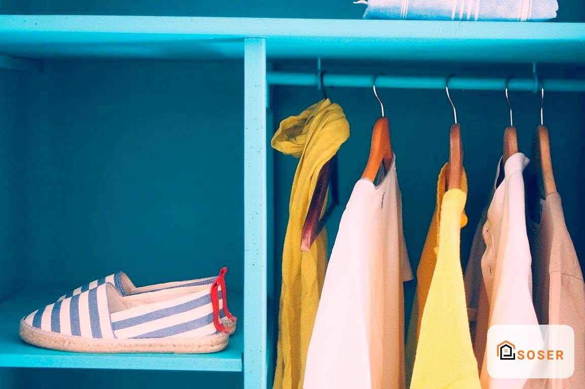 Armadio blu con ripiani organizzati con scarpe, sciarpe e indumenti colorati