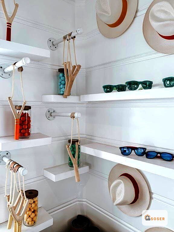 Parete attrezzata con scaffali bianchi e accessori decorativi in stile minimalista